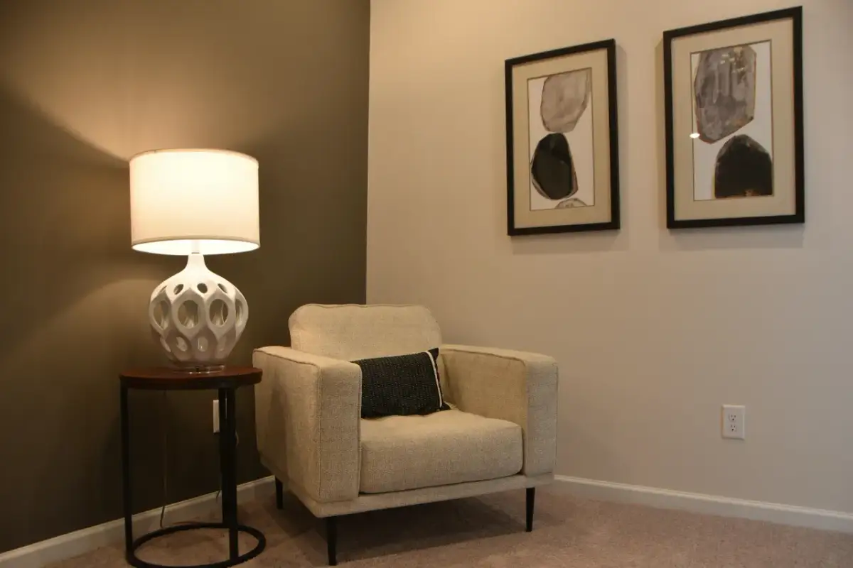 Kolory do salonu na sezon jesienno-zimowy – jakie barwy są modne?