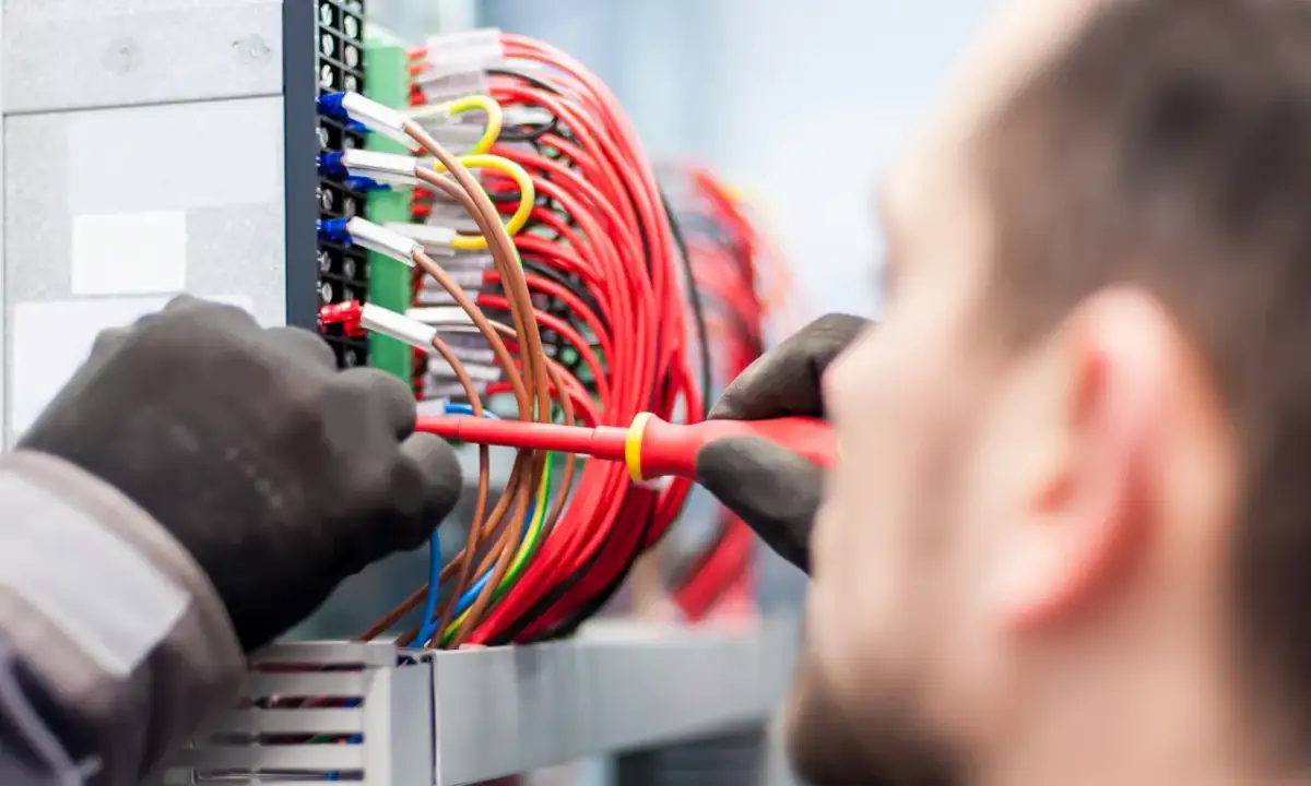 Jak sprawdzić bezpiecznik termiczny i uniknąć kosztownych napraw