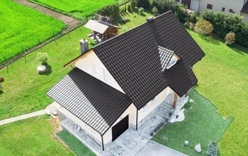 Dachówka czy blachodachówka cena - co wybrać, by nie przepłacić?