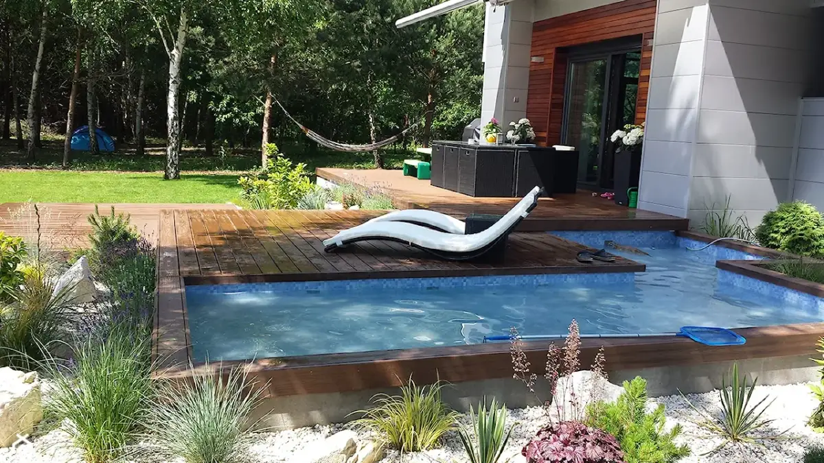 Jak zbudować basen ogrodowy - uniknij kosztownych błędów i ciesz się latem