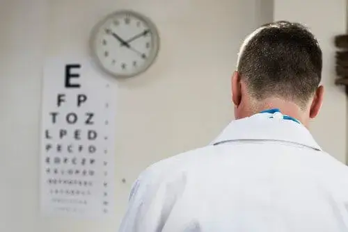 Okulista czy optometrysta – poznaj kluczowe różnice i wybierz mądrze