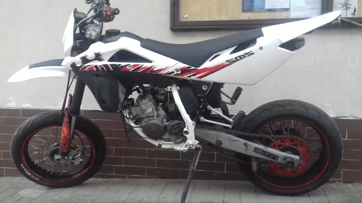 Husqvarna SM 125 z czerwono-czarnymi grafikami. Dane techniczne tego zwinnego supermoto są imponujące.