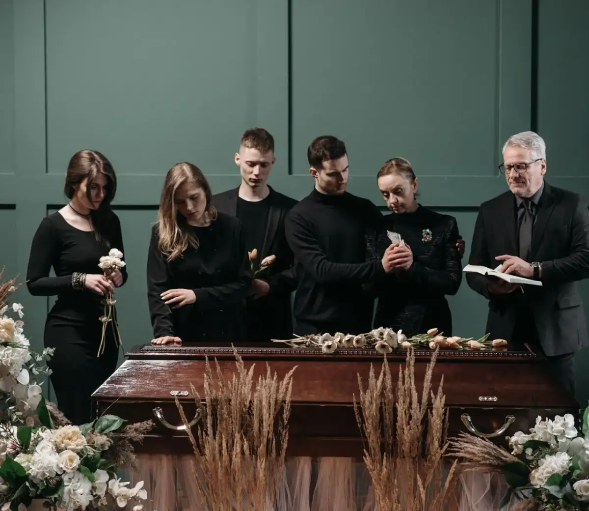 Jak się ubrać na pogrzeb? Poradnik: strój, kolory, zasady