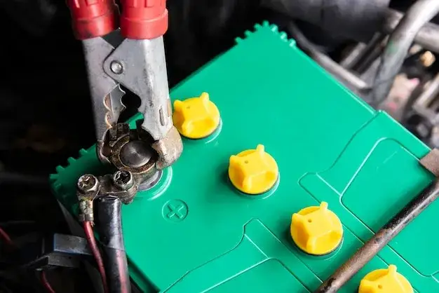 Jak podłączyć kable do akumulatora? Bezpieczny poradnik krok po kroku