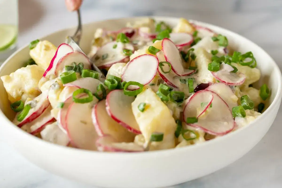 Idealna jaka sałatka do karkówki? Ta ziemniaczana z rzodkiewką i szczypiorkiem, kremowa i pyszna!