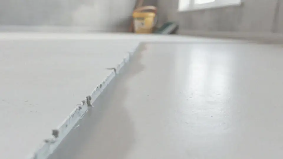 Czy gruntować pod tynk cementowo wapienny? Klucz do trwałości i estetyki