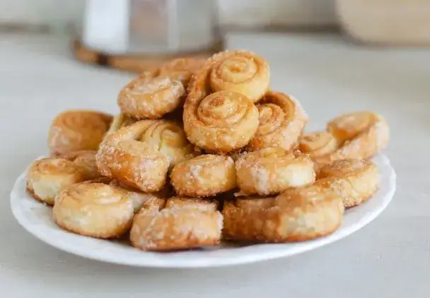 Ciastka z ciasta francuskiego: Sekrety chrupkości. Słodkie i słone!