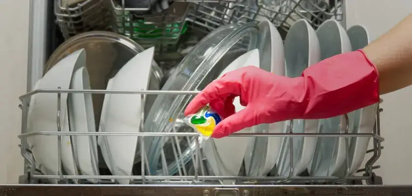 Jak używać tabletek Finish Powerball? Poradnik dla lśniących naczyń