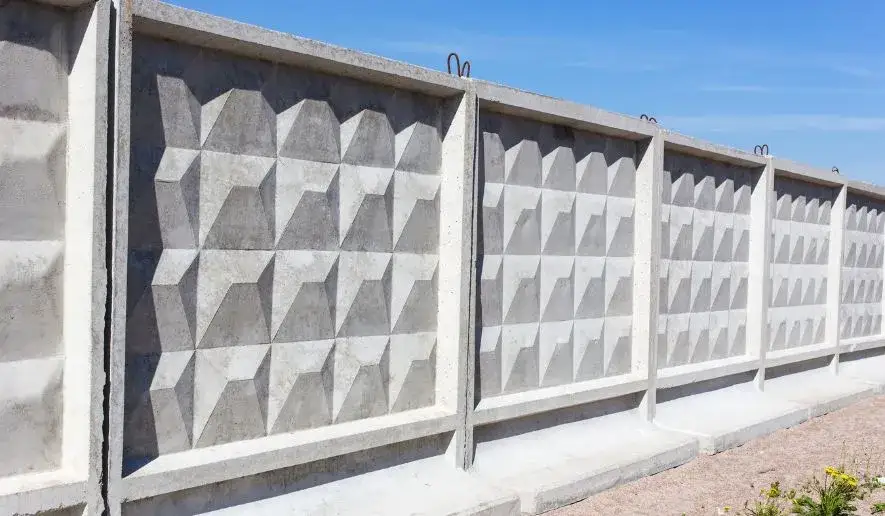 Jak postawić płot betonowy? Poradnik krok po kroku i koszty