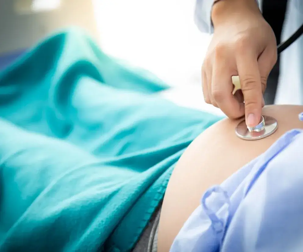 Niedotlenienie płodu w ciąży objawy – jak je rozpoznać i co robić