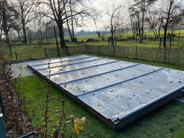 Jak przechować basen ogrodowy, aby uniknąć kosztownych uszkodzeń zimą