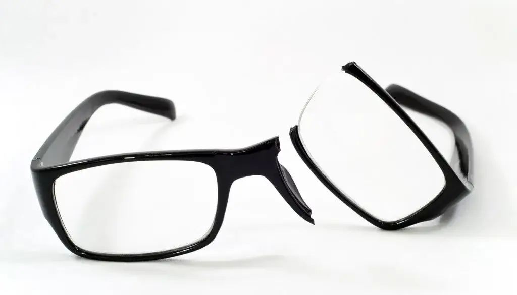 Jak naprawić pęknięte oprawki okularów – proste metody i porady
