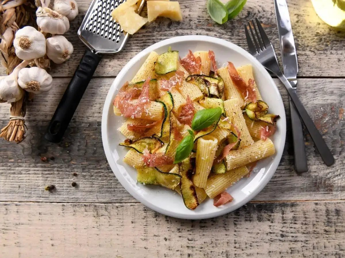 Makaron z wczoraj? Zmień resztki w 15 pysznych dań!