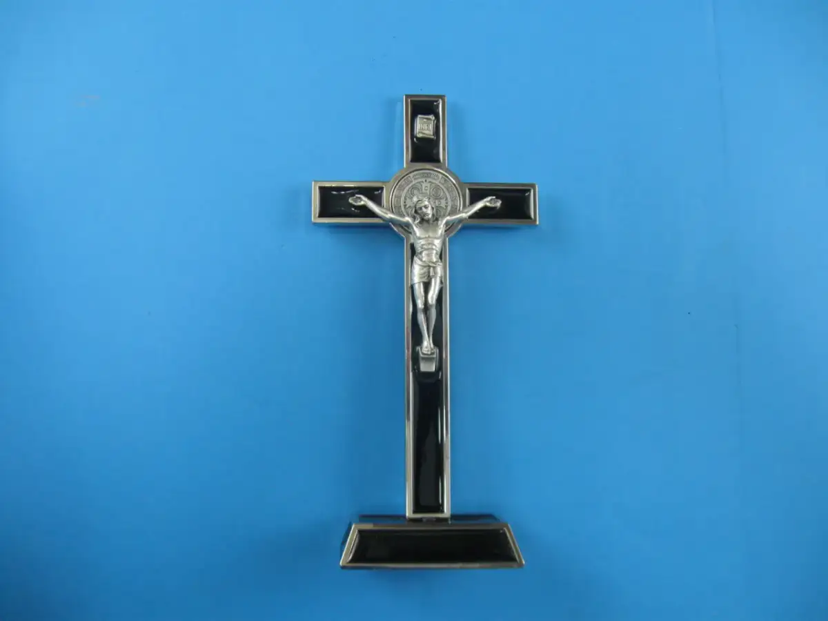 Co zrobić ze starym metalowym krzyżem? Szanuj jego duchowe znaczenie