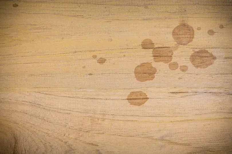 Jak usunąć plamy z drewnianego blatu? Skuteczne metody czyszczenia