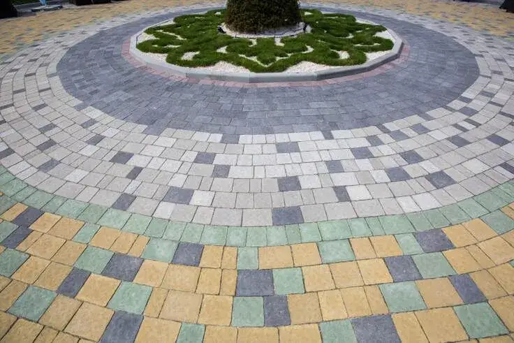 Ile za metr ułożenia kostki brukowej? Poznaj ukryte koszty i ceny