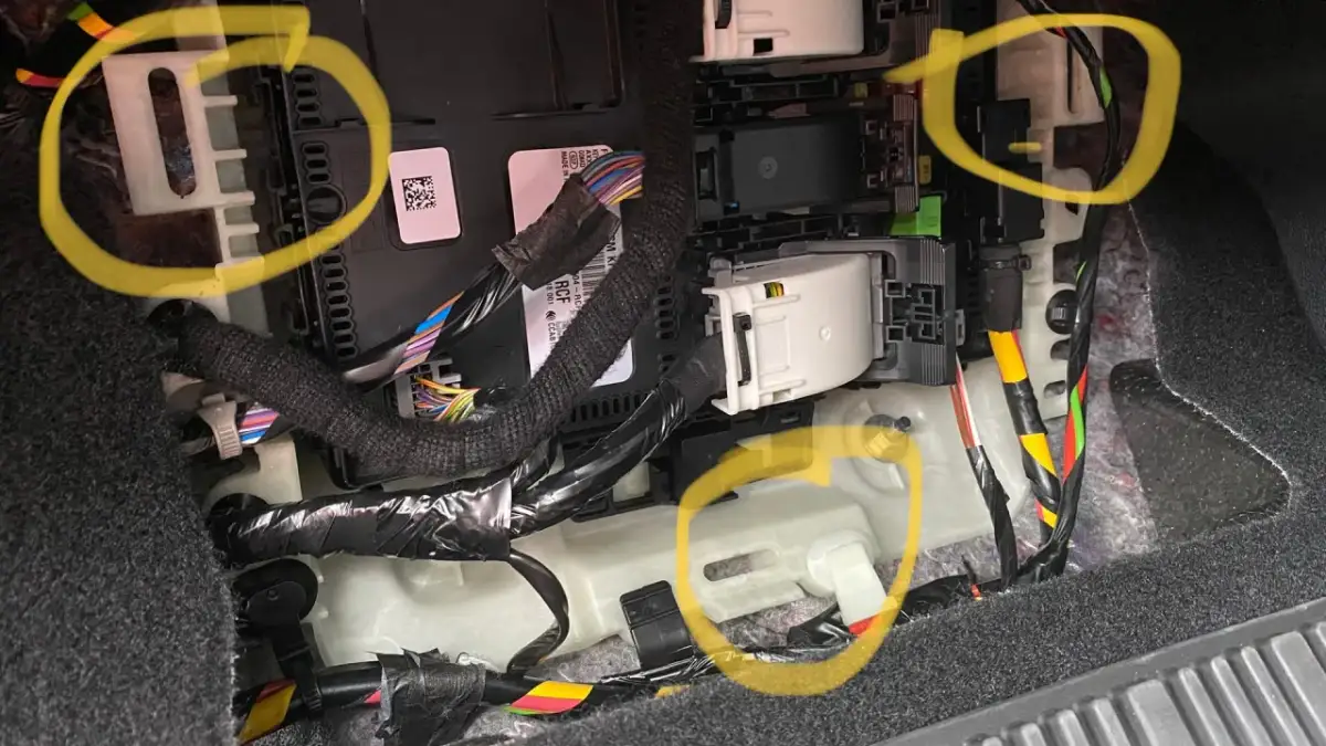 Gdzie są bezpieczniki w Ford Kuga? Odkryj ich lokalizację i wymianę