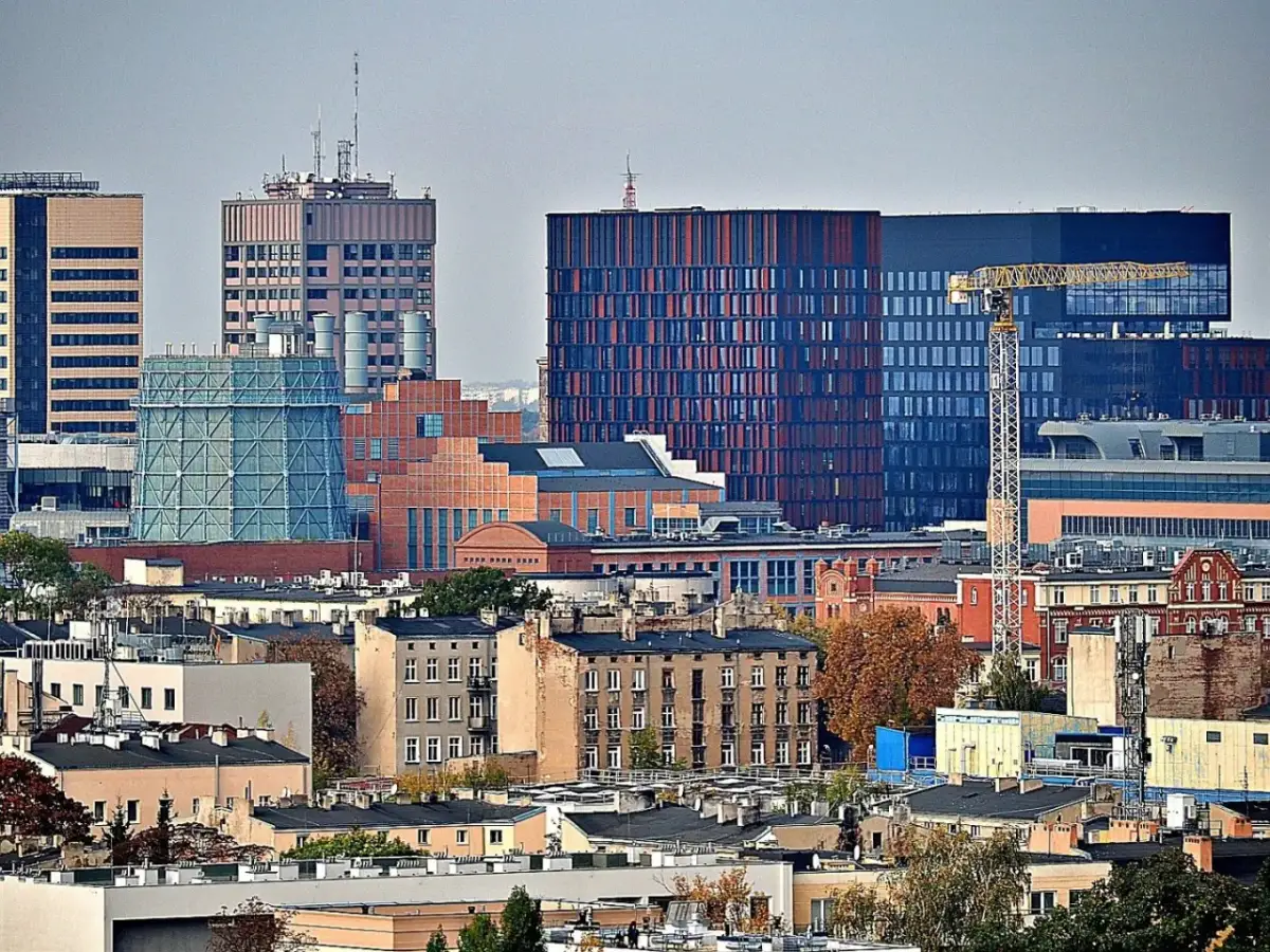 Widok na nowoczesne budynki i starszą zabudowę. Ile mieszkańców liczy Łódź? To miasto tętni życiem.