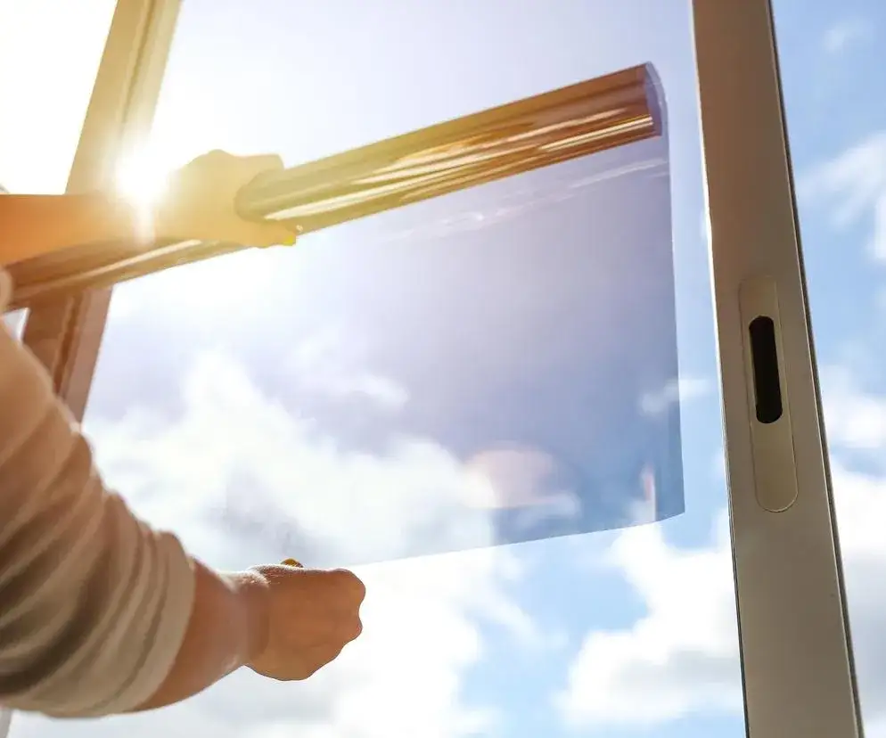 Jaką folię przeciwsłoneczną do mieszkania wybrać, aby zaoszczędzić?