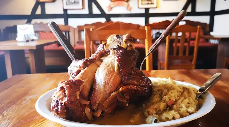 Gdzie zjeść golonkę w Krakowie? Odkryj najlepsze lokale i smaki