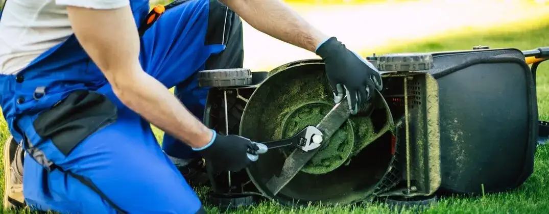 Jak założyć nóż do kosiarki – uniknij najczęstszych błędów przy montażu