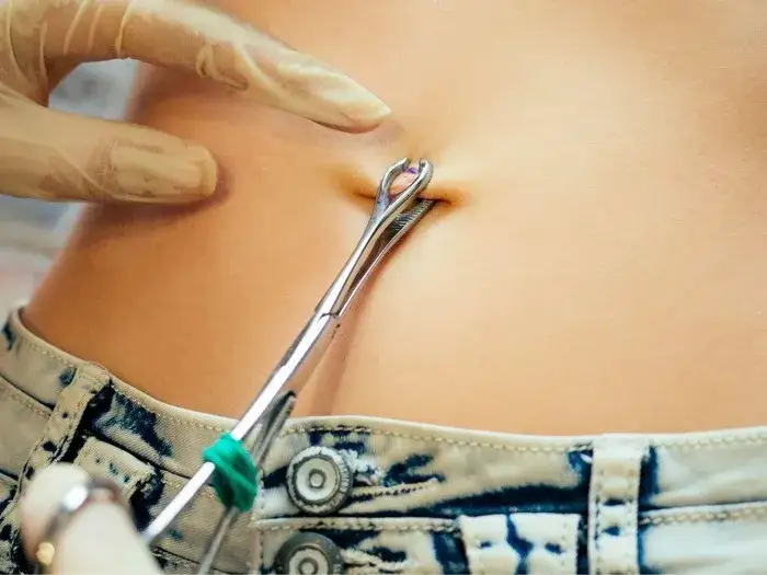 Kolczyk w pępku: Ile trwa gojenie i jak o niego dbać?