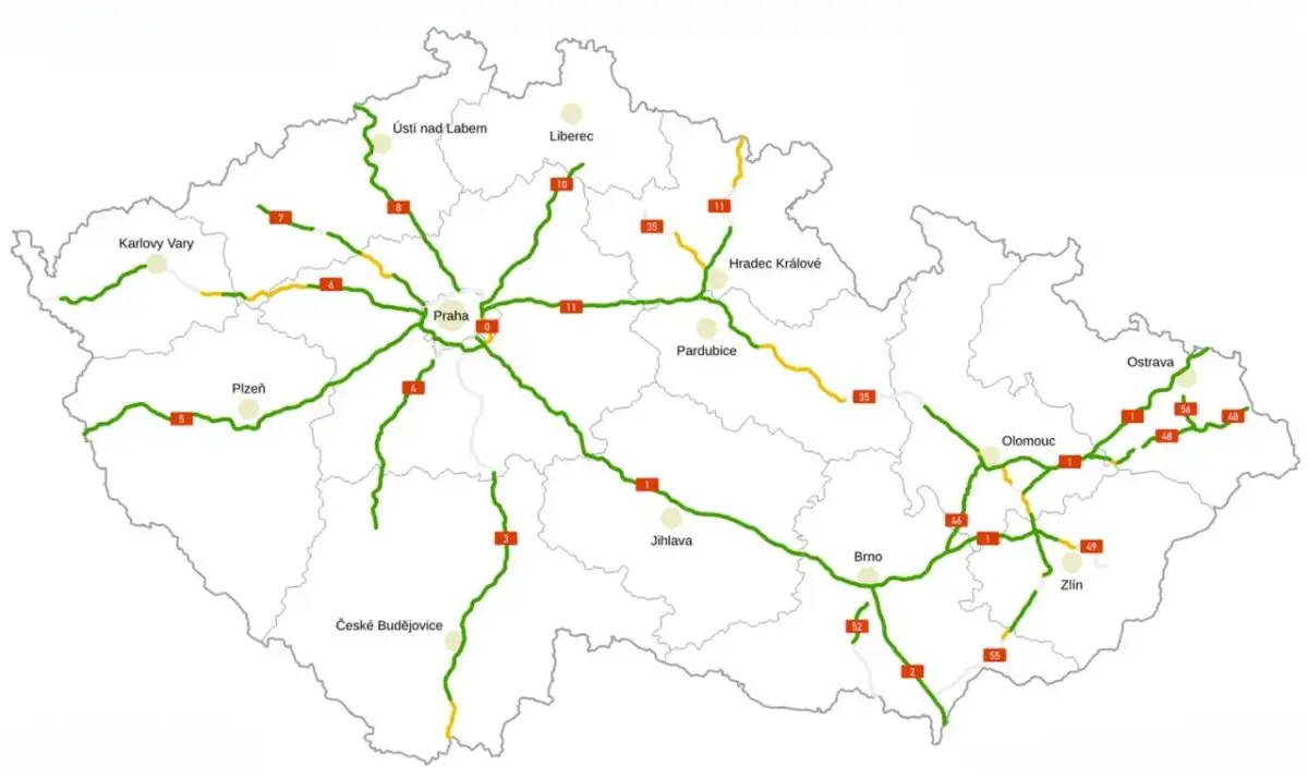 Mapa autostrad w Czechach z zaznaczonymi miastami i trasami. Kolory wskazują na różne rodzaje dróg, a czerwone prostokąty z cyframi to numery dróg, które mogą być związane z opłatami.