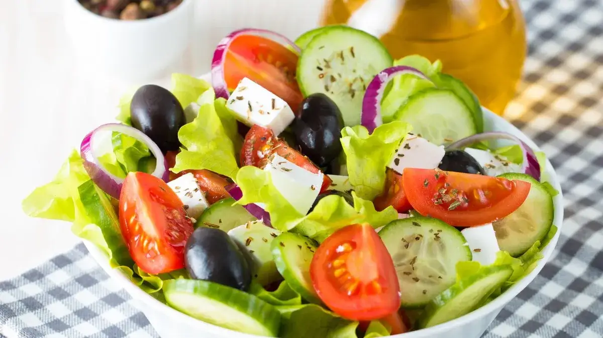 Jakie zioła do sałatki greckiej? Odkryj sekrety smaku i aromatu