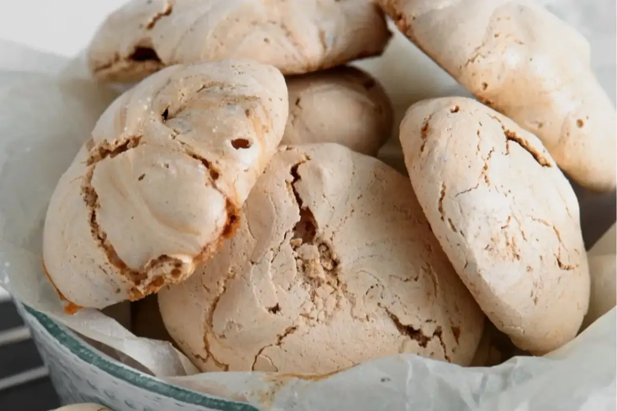 Chrupiące bezy, idealne do wykorzystania białek. Delikatne, lekko zarumienione, kuszą swoim wyglądem.