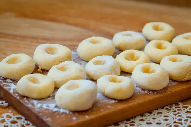 Jak gotować mrożone kluski śląskie? Idealne i nie rozpadają się!