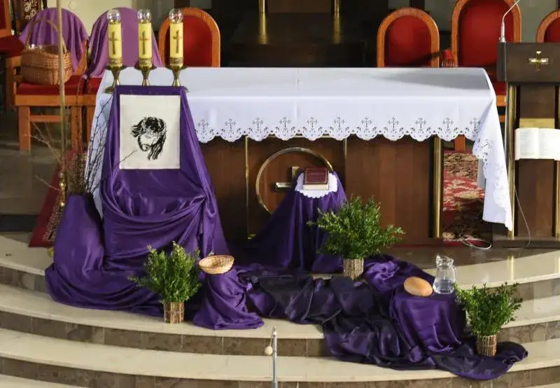 Jak udekorować ołtarz na wielki post, aby uniknąć przesady i chaosu