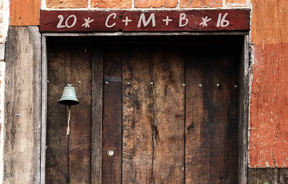 Co oznacza CMB na drzwiach? Odkryj jego głębokie znaczenie