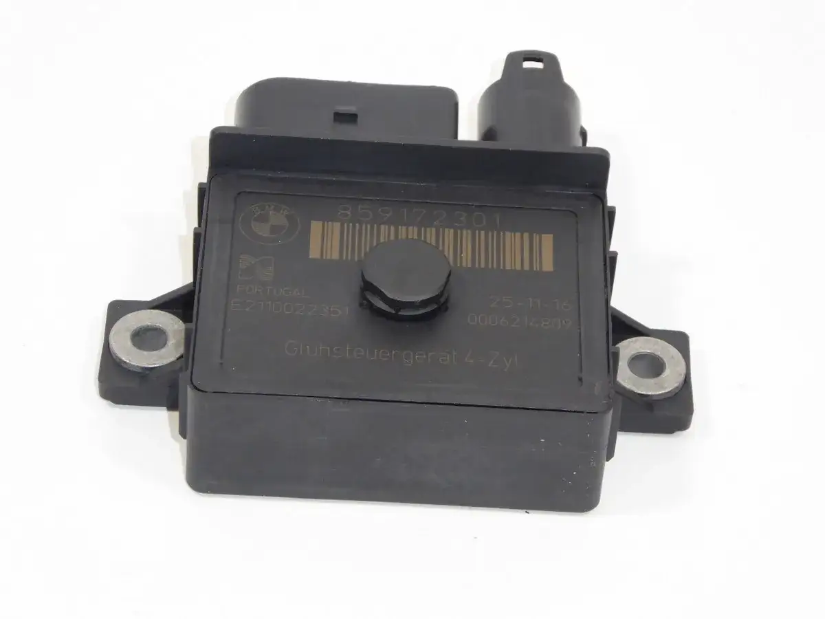 Czarny moduł sterujący, oznaczony jako "Glühsteuergerät 4-Zyl.", to przekaźnik świec żarowych BMW.