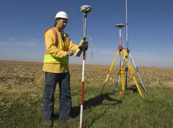 Jak geodeta mierzy działkę – poznaj sekrety precyzyjnych pomiarów