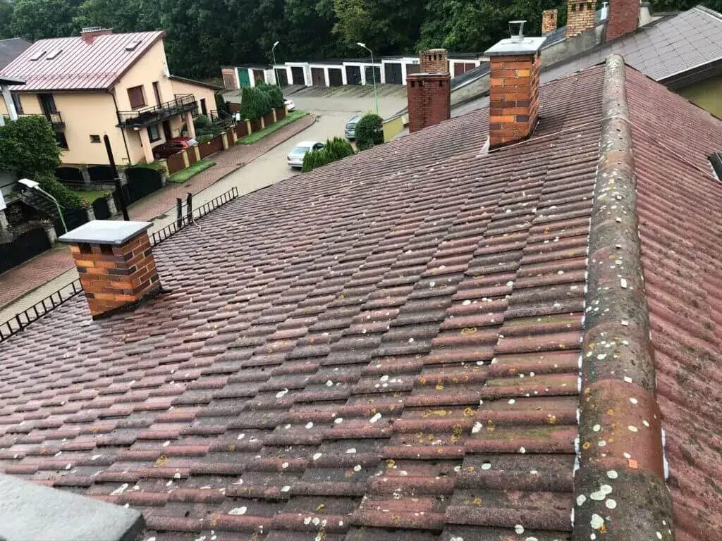 Jak skutecznie umyć dachówkę ceramiczną bez jej uszkodzenia