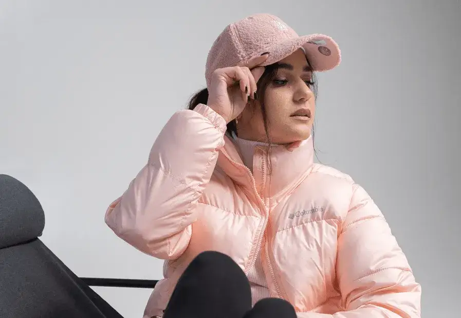 Najlepsze kolory czapek dla brunetek, które podkreślą Twój styl