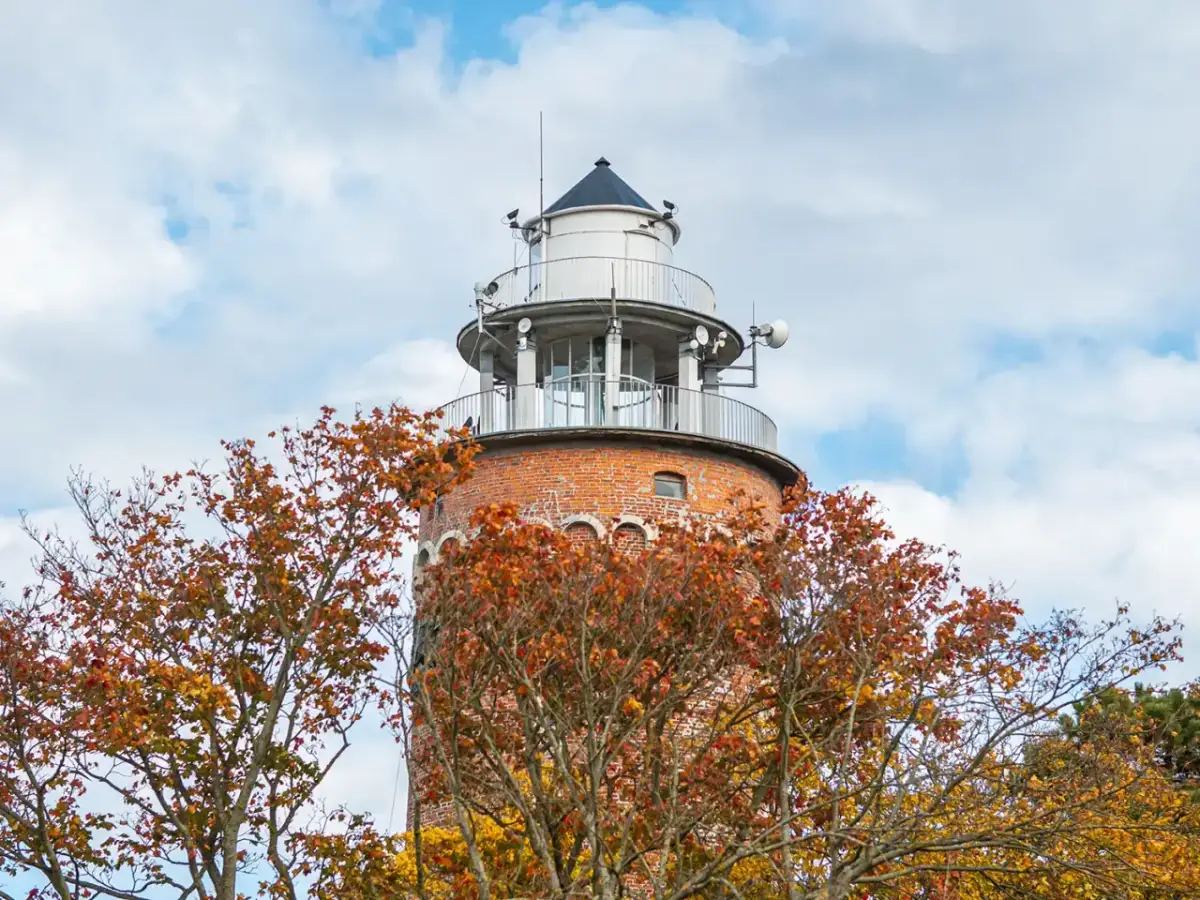 Latarnia Kołobrzeg: 109 schodów na szczyt? Widoki i praktyczne info