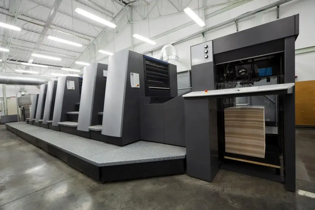 Czym zajmują się drukarnie? Odkryj ich usługi i specjalizacje