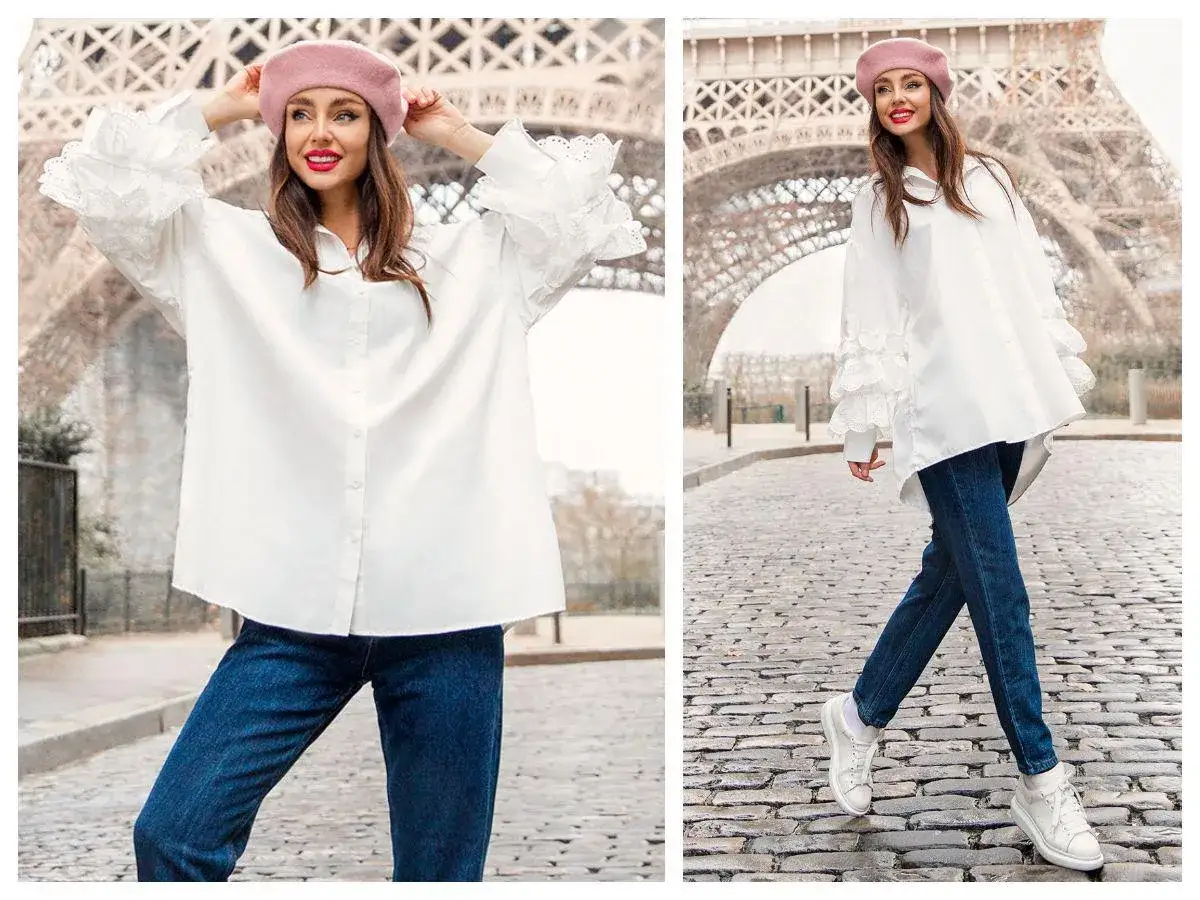 Kobieta w prześwitującej bluzce z koronkowymi rękawami i różowym beretem pozuje na tle Wieży Eiffla. Pod bluzką widać gładki top.