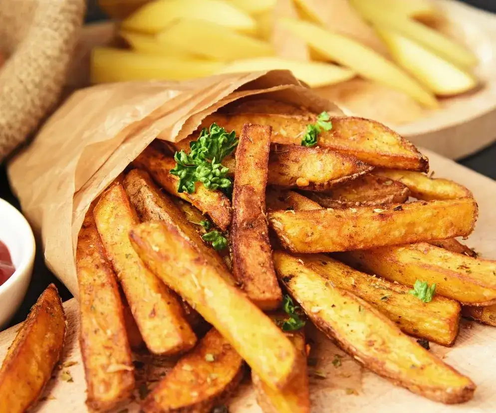 Idealne frytki: Czym przyprawić, by były chrupiące i pełne smaku?