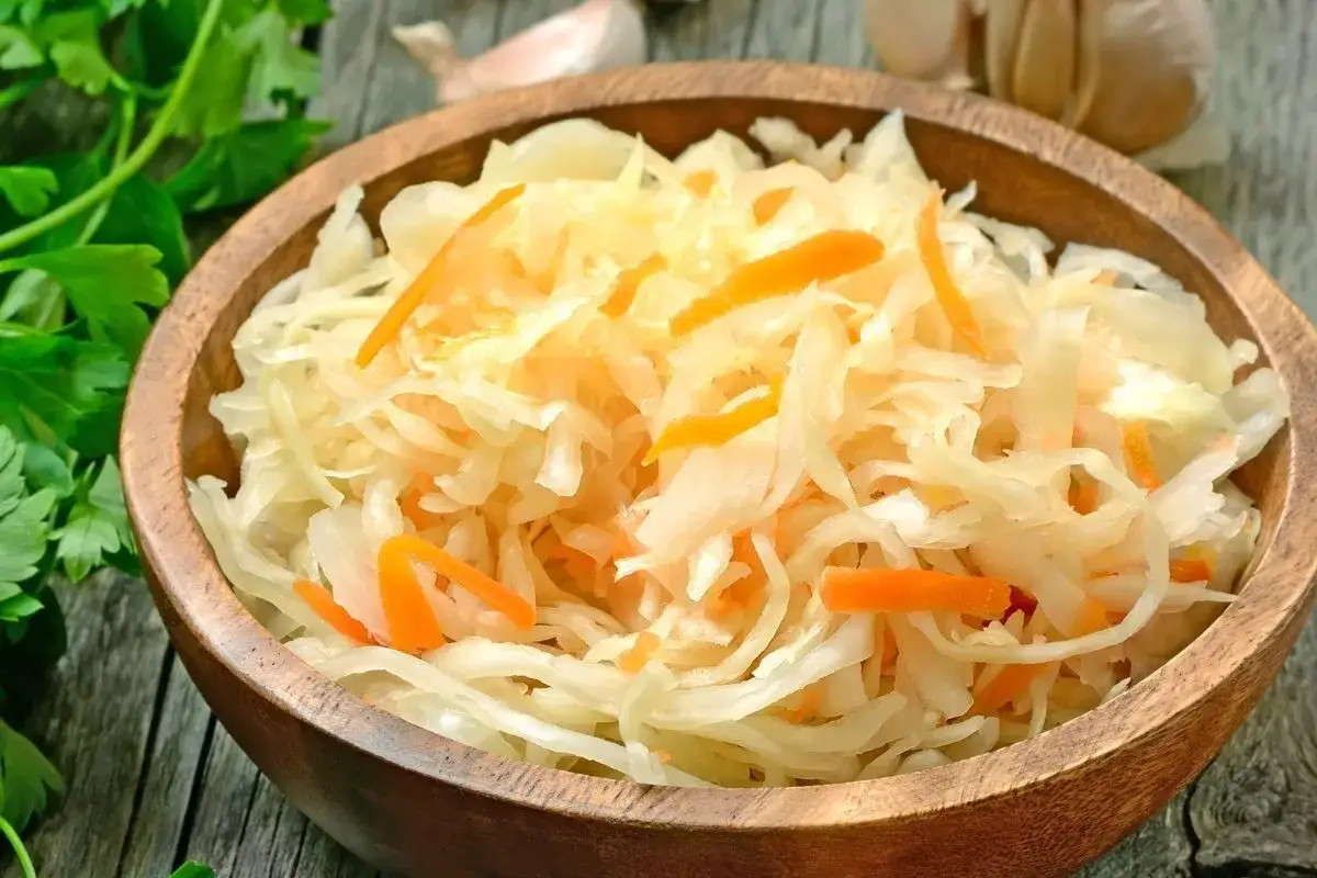 Co dodać do surówki z kiszonej kapusty, by zaskoczyć smakiem?