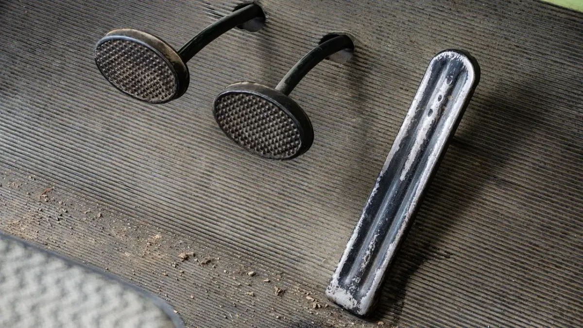 Kiedy wciskać sprzęgło, aby uniknąć zgaśnięcia silnika i błędów?