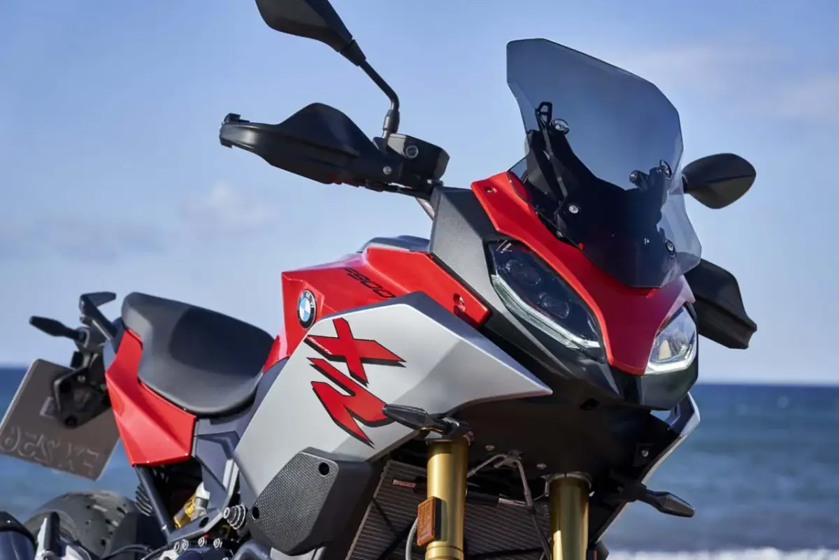 BMW F 900 XR - wszechstronny motocykl łączący sport i komfort podróży