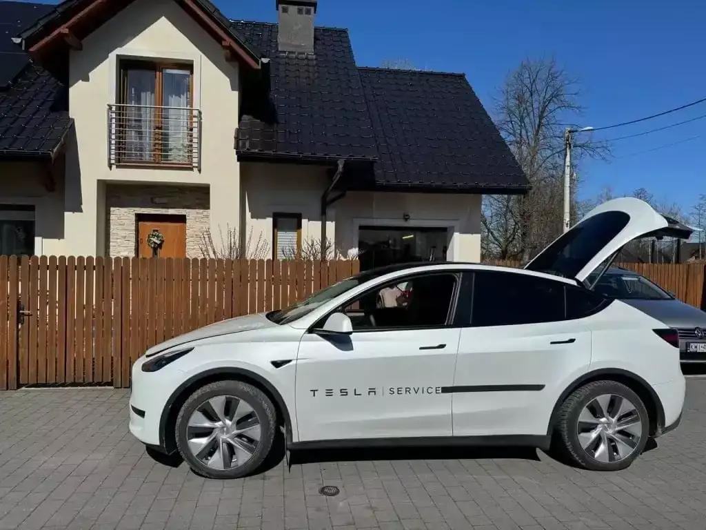 Tesla Model 3: Ile KM ma każda wersja? Poznaj moc i osiągi