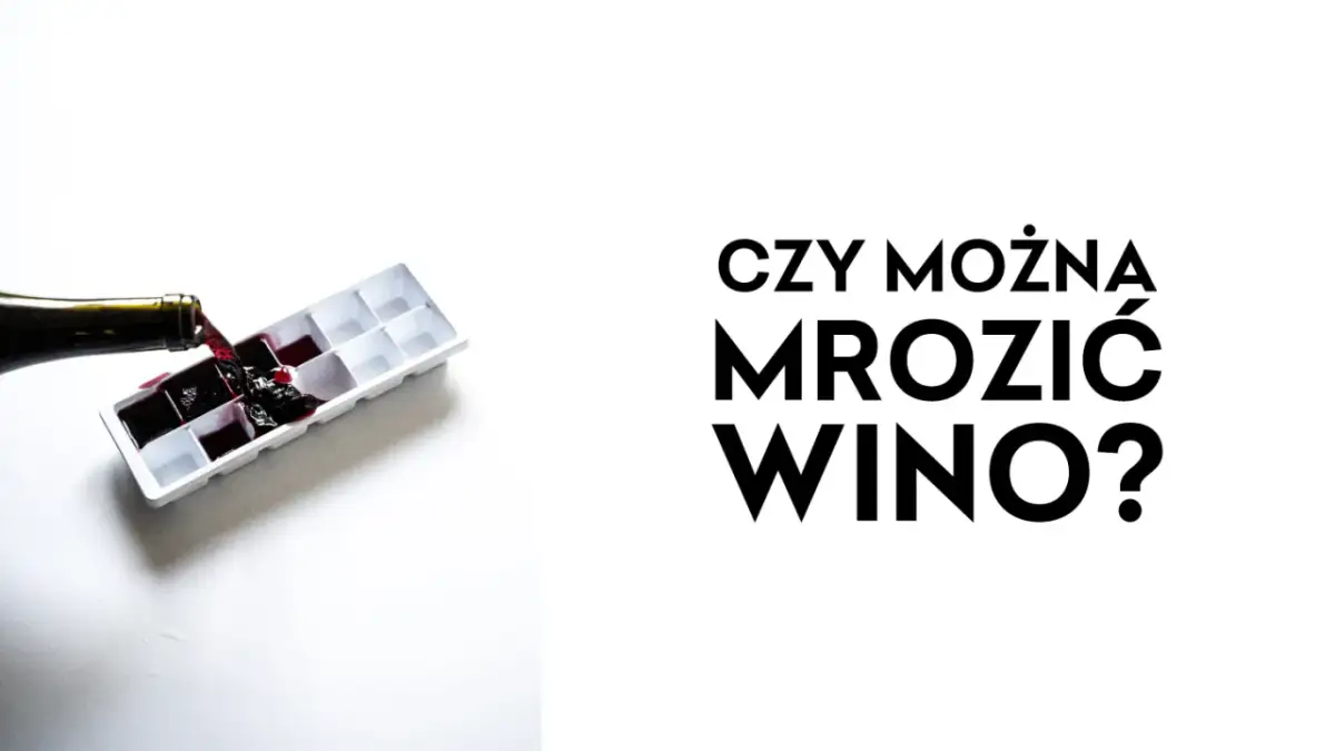 Czerwone wino wlewane do pojemnika na kostki lodu. Czy wino zamarza? Pytanie na białym tle.