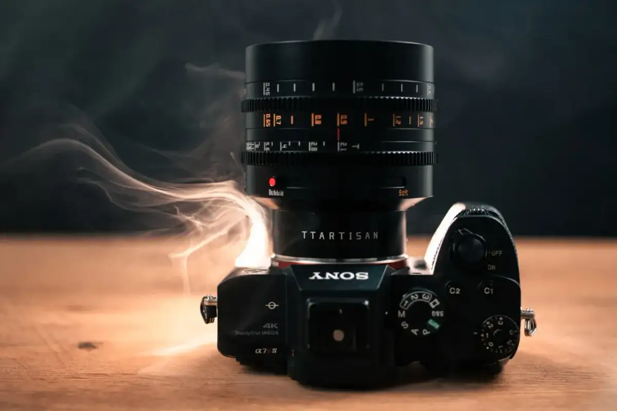 Lustrzanka w 2026: Dlaczego wciąż warto? Niezaprzeczalne atuty.