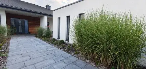 Jaki materiał na podjazd? Kompletny przewodnik po cenach i trwałości