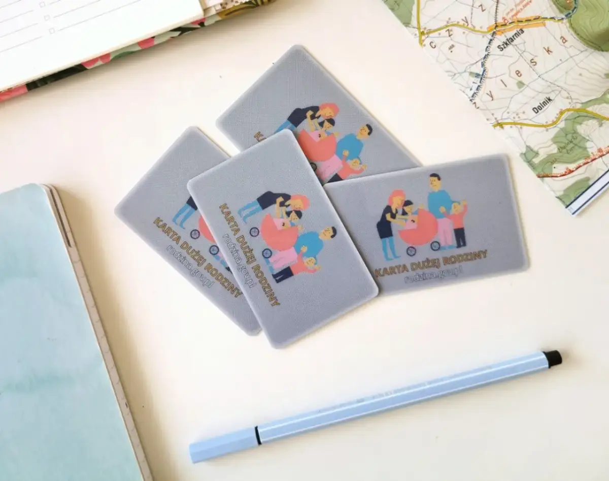 Zniżki PKP dla Karty Dużej Rodziny: Jak je uzyskać na przejazd?