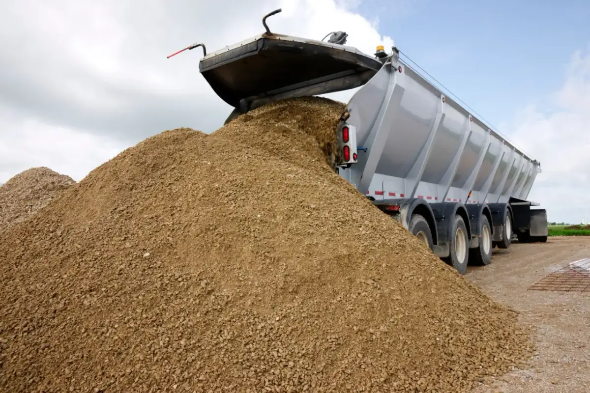 Transport kruszywa: Ile zapłacisz i jak obniżyć koszty?