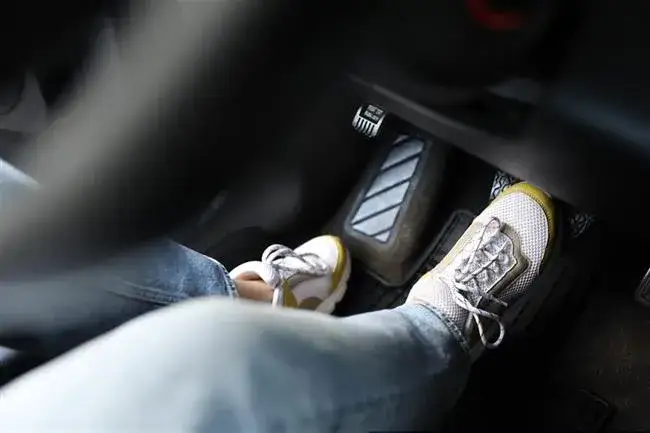 Jak hamować, żeby samochód nie zgasł – uniknij stania na drodze